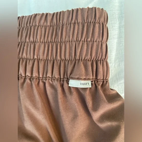 Vuori joggers size small like new - Picture 3 of 3